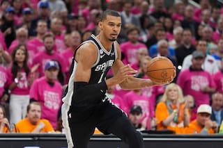 NBA prohíbe de por vida a dos aficionados tras invadir la cancha y buscar una selfie con Wemby