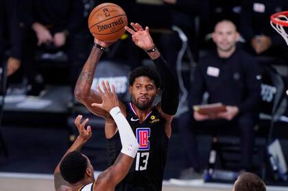 NBA: un triple movimiento entre Los Angeles Clippers, Houston Rockets y Brooklyn Nets que podría modificar el mapa de la competencia. El base de Los Angeles Clippers Paul George (13)