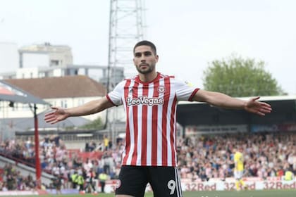 Neal Maupay festeja uno de sus goles con la camiseta de Brentford
