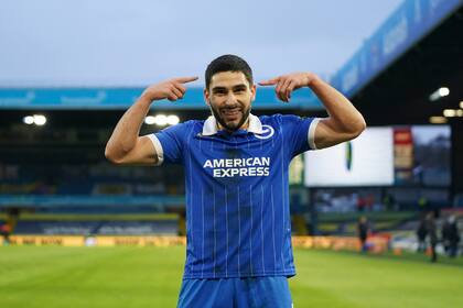 Neal Maupay festeja el 1 a 0 contra el Leeds de Marcelo Bielsa