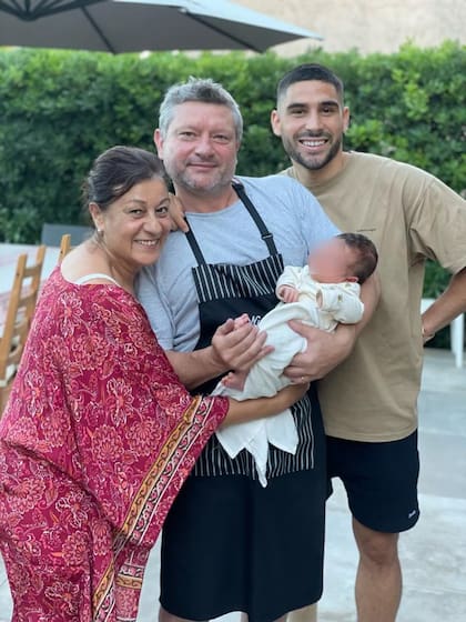 Neal, su papá Nicola, su madre Liliana y la petit "Nela", hija del futbolista