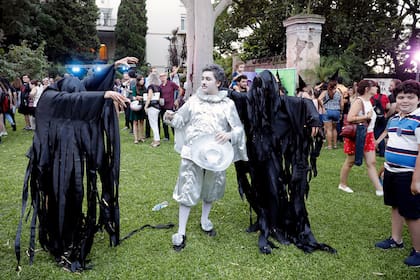 Nearly Headless Nick es rodeado por dos Dementors