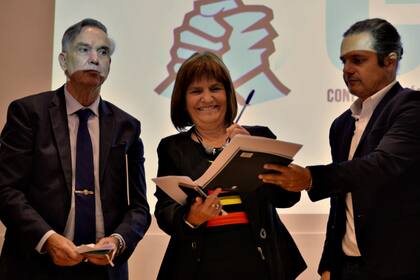 "Necesitamos generar trabajo donde se cuida al trabajador, pero también a los empresarios", afirmó Patricia Bullrich junto a Miguel Pichetto y referentes de la Confederación de Trabajadores y Empleadores (CTE)