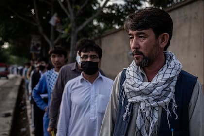 “Necesito conseguir un pasaporte y largarme de este país”, dijo Abdullah, de 41 años.