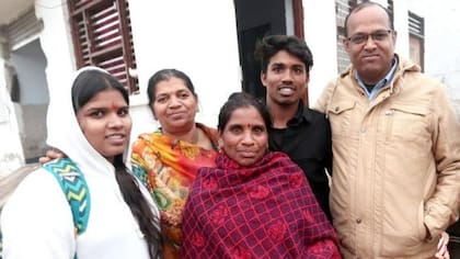 Neetu Kumari con sus hijos y el activista Naresh Paras después del reencuentro