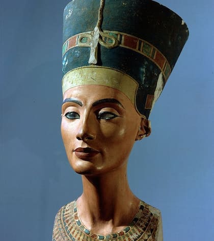 Nefertiti era la esposa de Akenatón. Su belleza trascendió en el tiempo