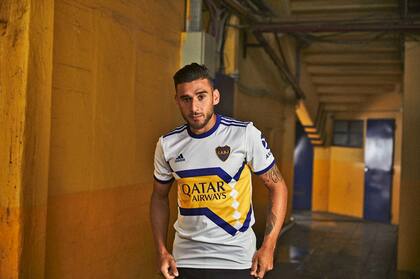 Eduardo Salvio en la Bombonera; la camiseta alternativa de Boca se inspiró en un modelo Adidas que el club usó en los 90