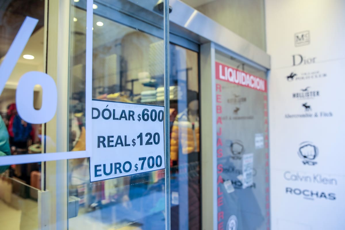 Negocios a la calle con carteles de la cotizacion del dólar blue o paralelo antes de las PASO