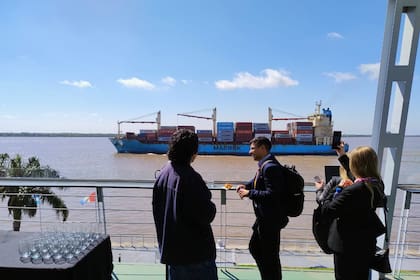 Negocios a orillas del río Paraná, en la terminal fluvial