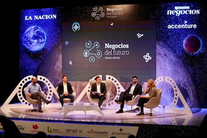 El secretario general de Redacción de LA NACION, José Del Río, moderó el panel "Emprender con chip de futuro"