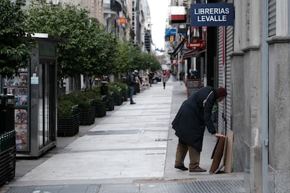 Negocios en Florida en las inmediaciones de la avenida Corrientes durante el primer día de los 17 en que se volverá a fase uno para disminuir el incremento de contagios