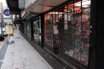 Negocios en Rodriguez Peña en las inmediaciones de la avenida Santa Fe, en Recoleta