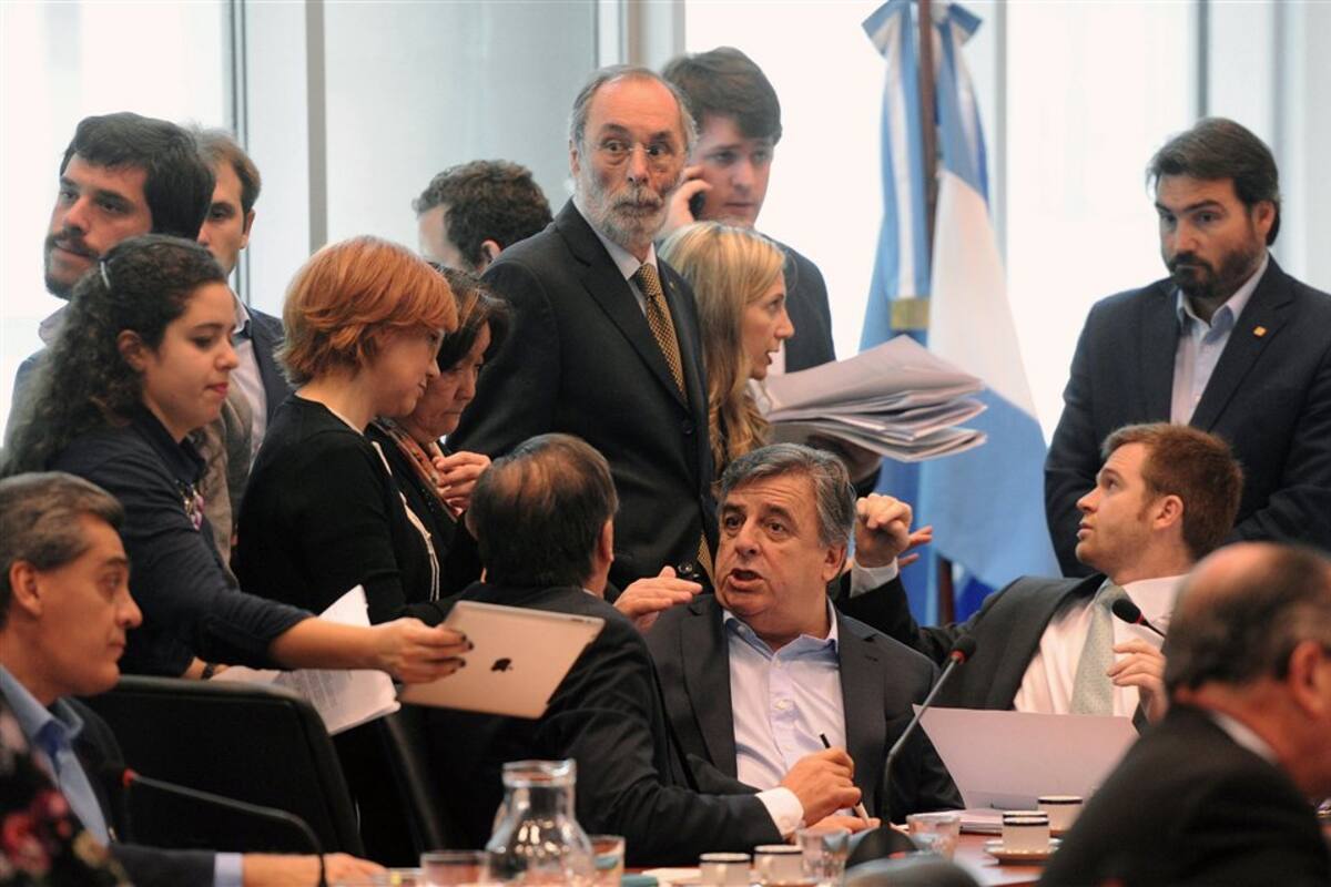 Negri, Massot y Tonelli, en pleno debate en la comisión en la que se aprobó el dictamen
