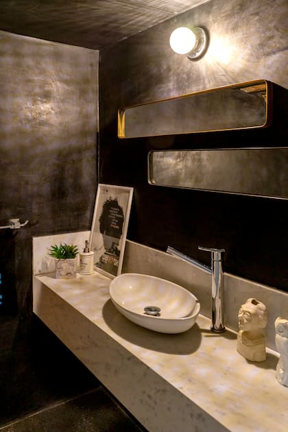 Negro y blanco para un baño con gran presencia de objetos arty