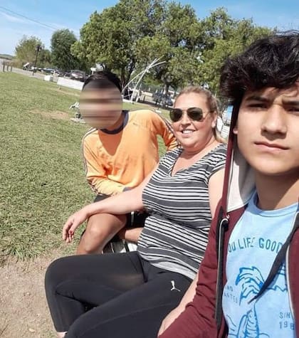 Nehuén, blureado; Mónica, en el medio; y Gerónimo, más adelante. La mujer luchó por tener la tenencia de sus sobrinos.