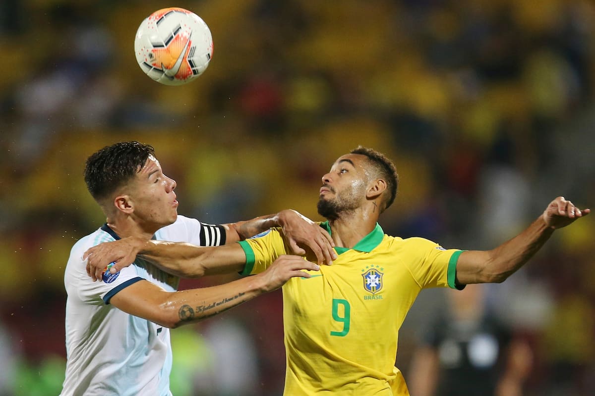 Nehuen Pérez pelea la pelota con Mattheus Cunha