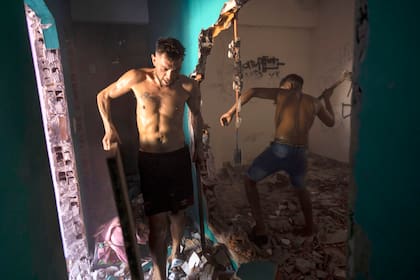 La furia de vecinos del barrio Los Pumitas contra la casa de un hombre al que acusan de vender drogas, el lunes