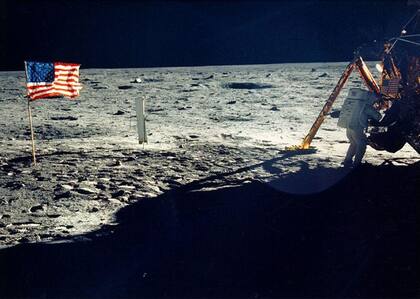 Neil Armstrong, a bordo del Apolo 11, fue el primer hombre en pisar la Luna.