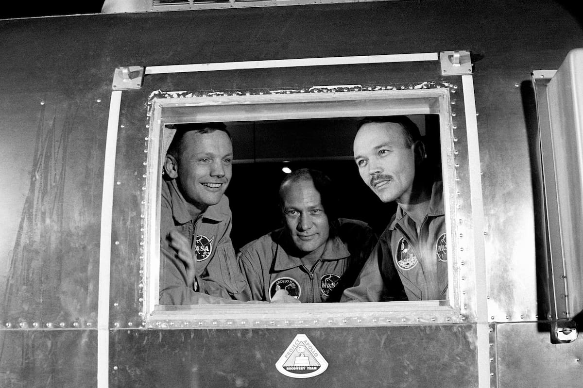 Neil Armstrong, Buzz Aldrin y Michael Collins en el módulo de cuarentena