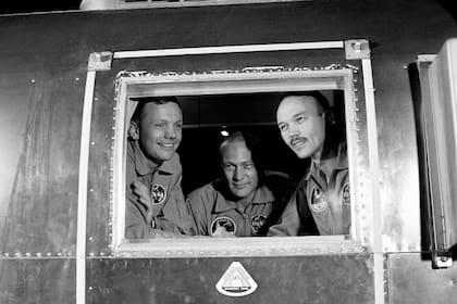 Neil Armstrong, Buzz Aldrin y Michael Collins en el módulo de cuarentena al regresar de la Luna