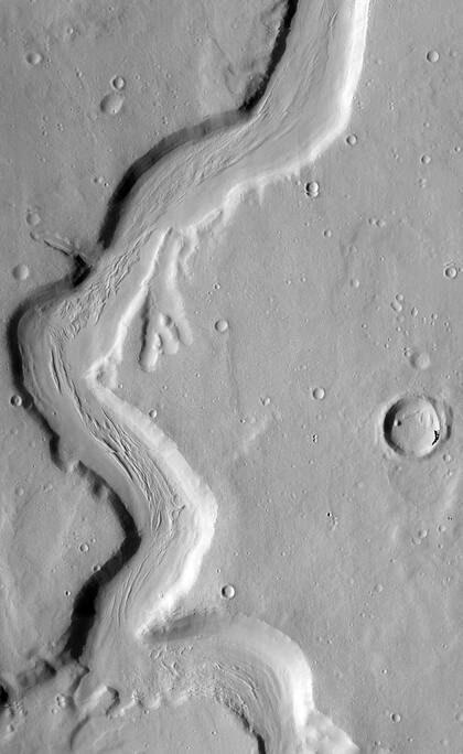 Imagen obtenida por Mars Odyssey, en la que se detectan rastros de canales en la superficie marciana, en febrero de 2003