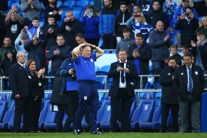 Neil Warnock, entrenador de Cardiff City, y una imagen elocuente: su equipo descendió de categoría.