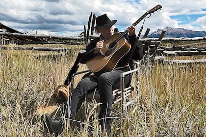 Neil Young en un plano de Paradox