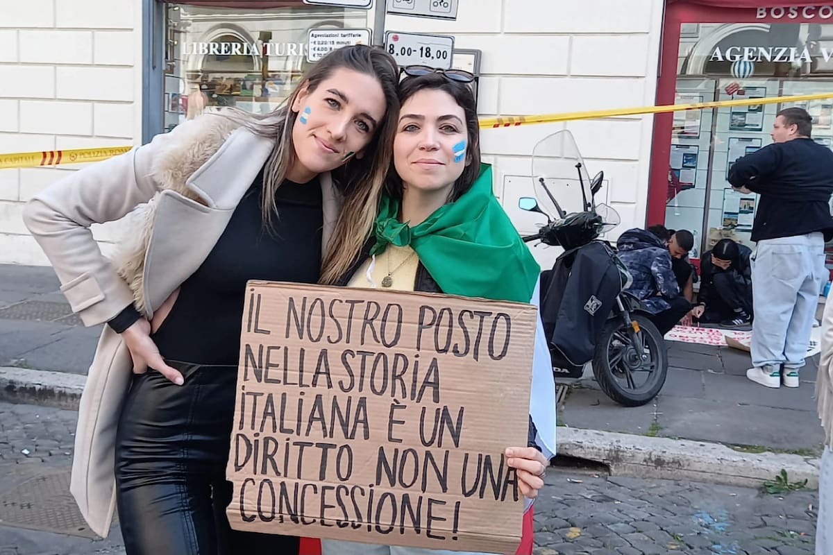 Neisy Sofía Vadori, a la izquierda de la foto