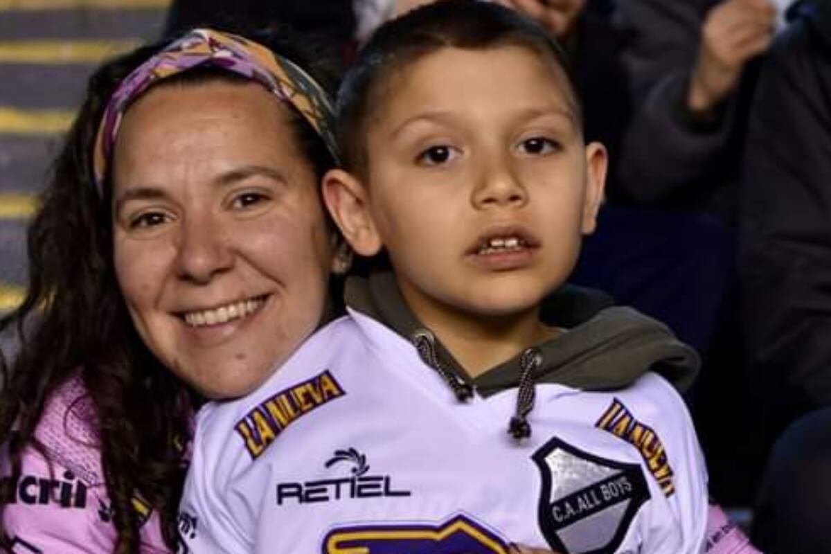 Neki y Romi en la cancha de All Boys, en Floresta, el club de sus amores.