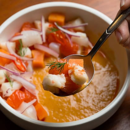Neko y su ceviche Rocoto con trucha, langostinos y vieiras con leche de tigre bien cremosa