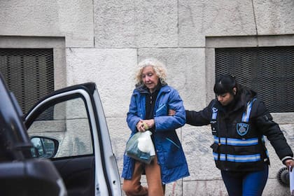 Nélida Agustina Bisio, exjefa de la Anmat, tras declarar en La Plata por la causa judicial que investiga muertes con fentanilo contaminado