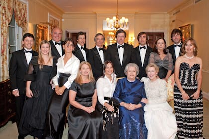 De pie: Bernardo Loitegui, Agustina Blaquier, Pedro Silvestri, Carolina Eiras, Santiago, Charlie, Alejandro, Ignacio y Mimi Blaquier, Juan Pereyra Iraola y Sonia Benvenuto. Sentados: María Taquini, María Mazzini, Nelly Arrieta de Blaquier y Anne Poulet.
