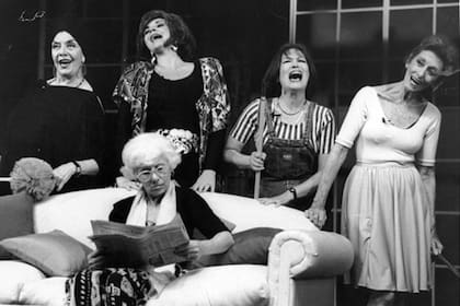 Nelly Prono, Carmen Vallejos,, Perla Santalla, Hilda Bernard en el escenario, en 1993