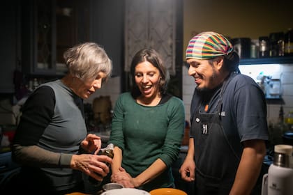 Nelly Schmalko, a la izquierda, es dueña de la casa donde Cortázar vivió con su familia