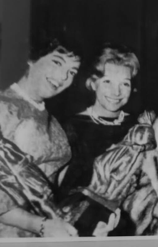 Nelly Trenti, Violeta Antier, Myriam de Urquijo y Beba Bidart con El Gaucho, el primer galardón que entregó Aptra