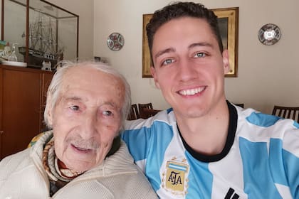 Nelo, el argentino fanático de Messi, y su nieto Julián