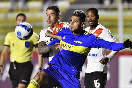 Nelson Cabrera no puede y Carlos Zambrano le ganó la posición en busca del balón