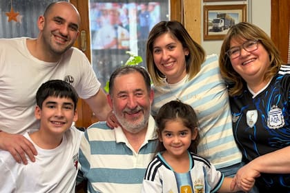 Nelson Ginter junto a María Alejandra Pirchio, hijos y nietos