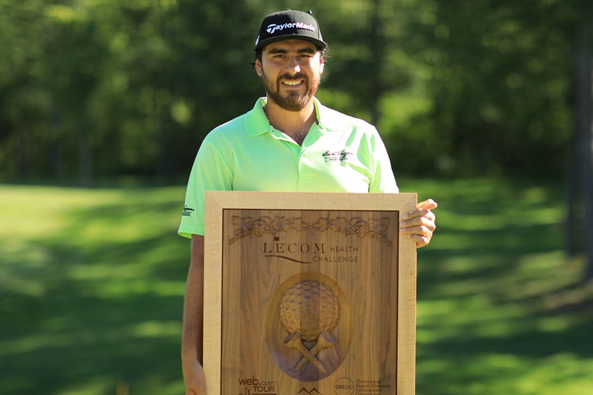 Nelson Ledesma con el trofeo: se aseguró la tarjeta full del Web.Com hasta 2019