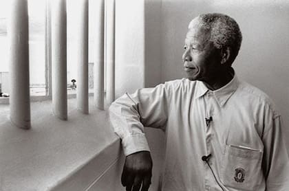 Nelson Mandela al regresar como presidente a la cárcel donde estuvo detenido 27 años de su vida