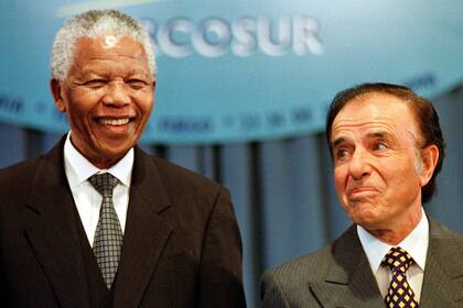 Nelson Mandela con Carlos Menem en 1998, durante la Cumbre del Mercosur en Ushuaia