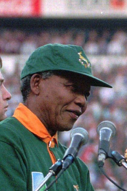 Nelson Mandela le entrega la copa del mundo a François Pienaar, capitán de la selección de rugby de Sudáfrica en 1995