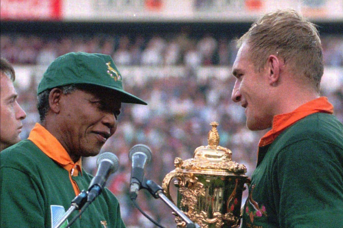 Nelson Mandela le entrega la copa de campeón a François Pienaar: fue en el Mundial 1995, en Sudáfrica