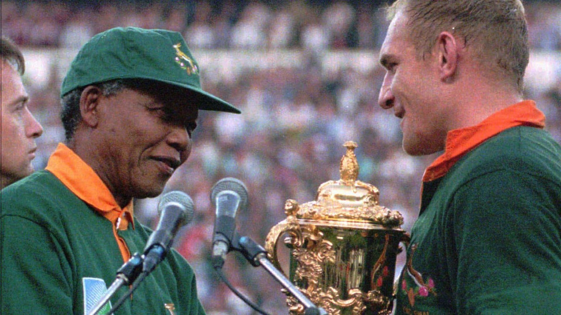Nelson Mandela le entrega la copa del mundo a François Pienaar, capitán de la selección de rugby de Sudáfrica en 1995