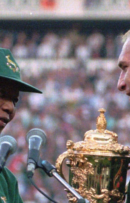 Nelson Mandela le entrega la copa del mundo a François Pienaar, capitán de la selección de rugby de Sudáfrica en 1995