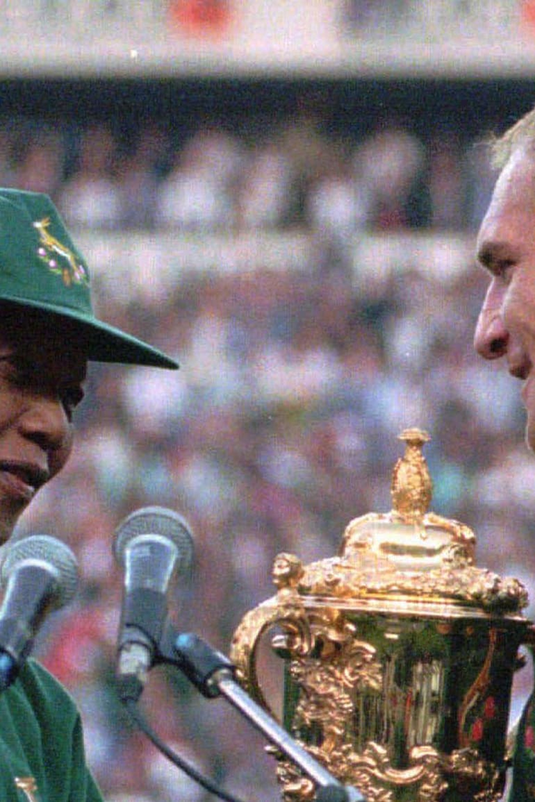 Nelson Mandela le entrega la copa del mundo a François Pienaar, capitán de la selección de rugby de Sudáfrica en 1995