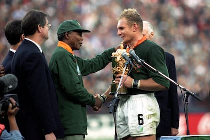 Nelson Mandela, presidente de Sudáfrica, le entrega la Webb Ellis Cup al capitán de los Springboks, Francois Pienaar, en 1995; la imagen resume el triunfo del líder político sobre el Apartheid