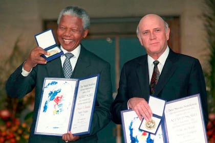 Nelson Mandela y el último presidente del apartheid, Frederik de Klerk, reciben el Premio Nobel de la Paz, en 1993