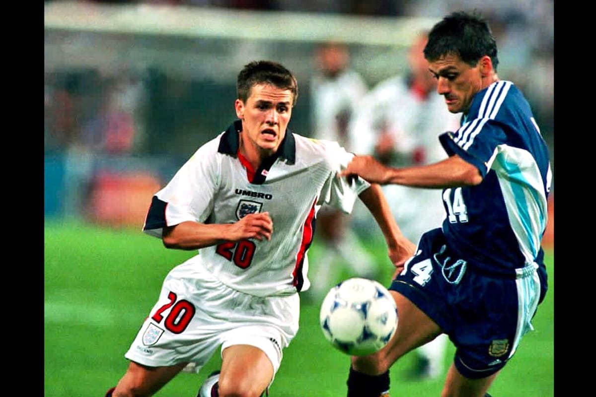 Nelson Vivas en acción contra Michael Owen, en el Argentina-Inglaterra del Mundial Francia 1998.