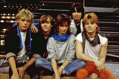 Nena (Gabrielle Kerner) en los ochenta, junto a los músicos de la banda popularizaron "99 luftballons"